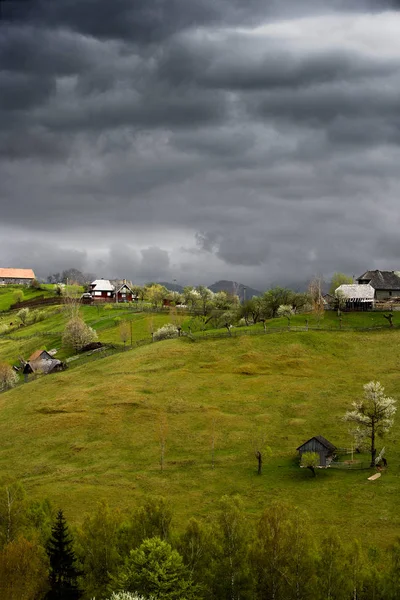 Villaggio sulle verdi colline — Foto Stock