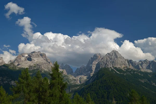 bulutlar dağ orman üzerinde
