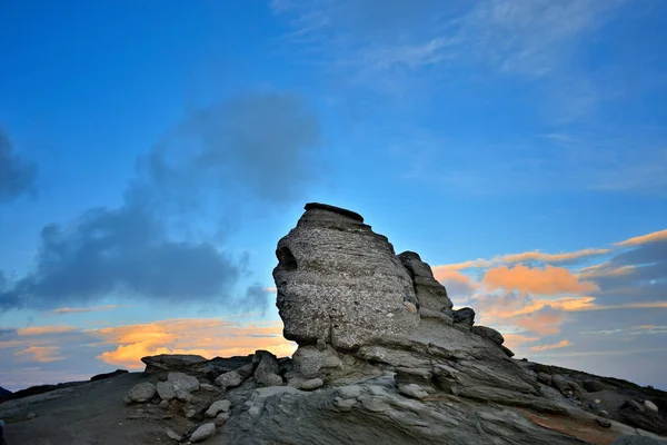 kaya oluşumuna karşı gökyüzü