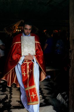 Hıristiyan rahip holding kutsal kitap