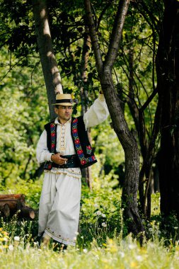 adam geleneksel giyim