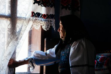 Üst düzey kadın vitrinlere bakıyor