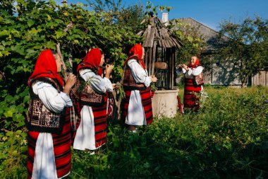 Köy de üst düzey kadının...