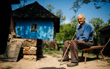 Komuta sizde tahta bankta oturan