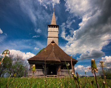 Eski kilise ve gökyüzünün alttan görünüm