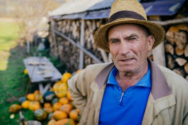 Kameraya bakarak şapkalı adam