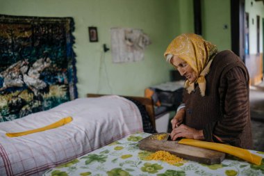 Yaşlı kadın kesme peynir