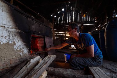Ormanda yangın fırında koymadan adam