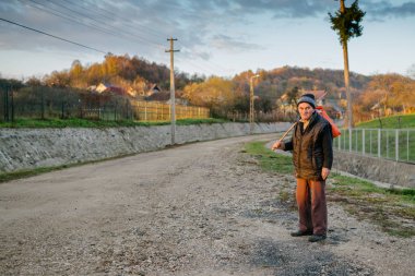 Yol üzerinde şapka duran adam 