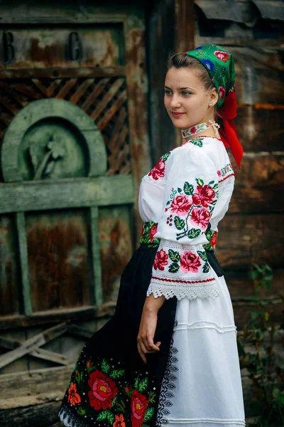 Mulher em roupas tradicionais — Fotografia de Stock