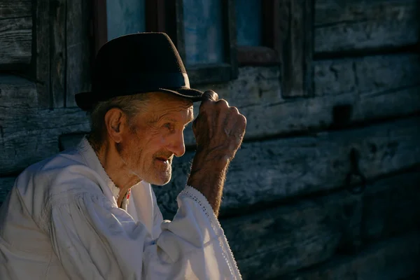 Uomo anziano in cappello — Foto Stock