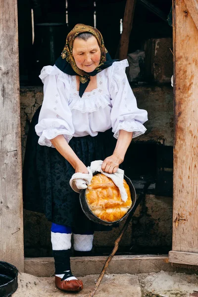 빵을 들고 머리 스카프에 여자 — 스톡 사진