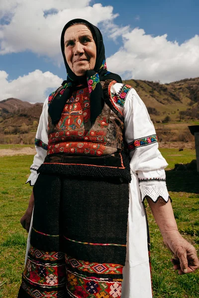 Donne anziane in piedi sul campo — Foto Stock