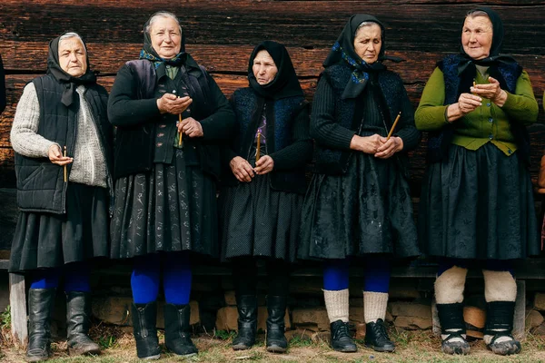 Mujeres mayores sosteniendo velas encendidas —  Fotos de Stock