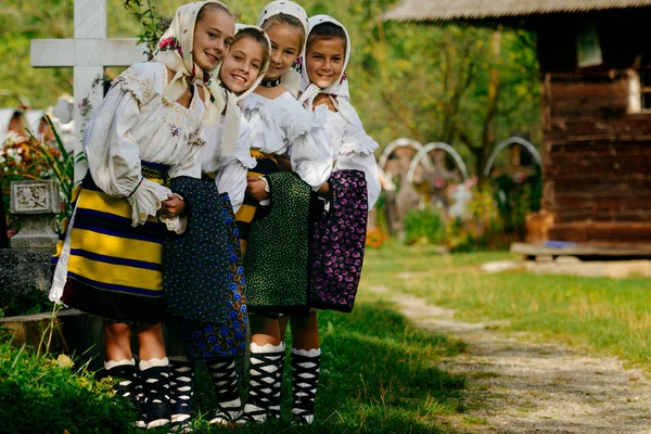 Mezarlık kameraya gülümseyen kız