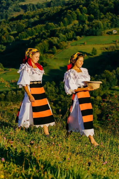 Twee vrouwen lopen op heuvel — Stockfoto