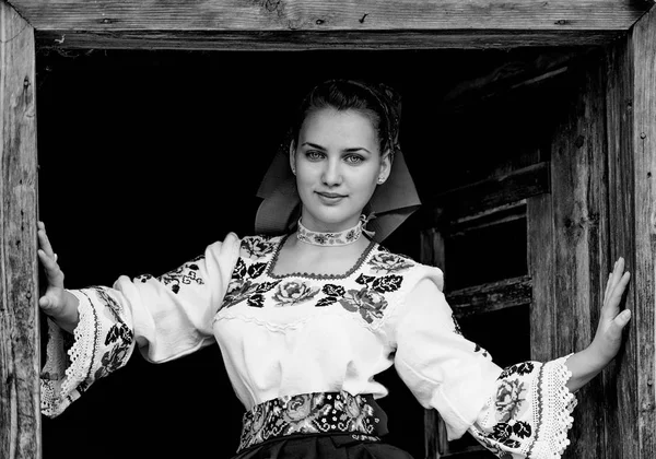 Žena v tradičním oblečení — Stock fotografie