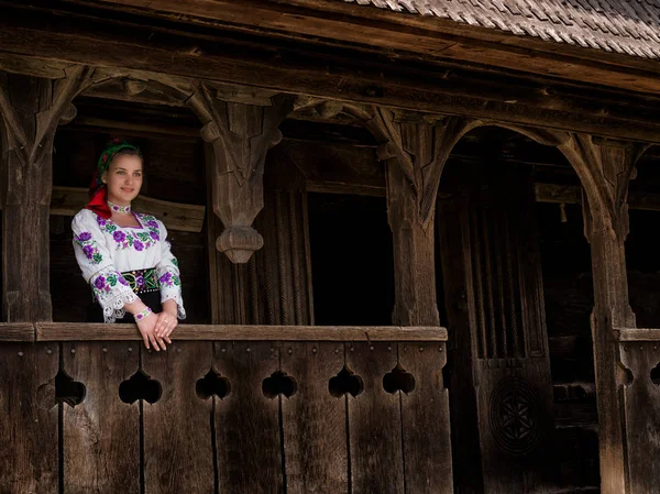 Vrouw permanent op de veranda en op zoek weg — Stockfoto