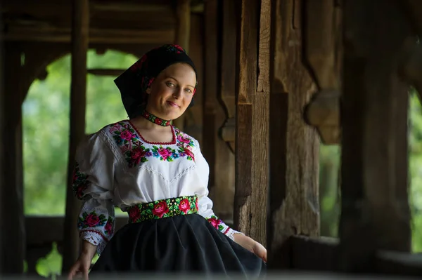 Žena v tradičním oblečení při pohledu na fotoaparát — Stock fotografie