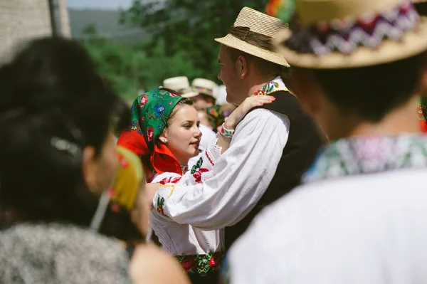 Homem e mulher dançando nas férias da aldeia — Fotografia de Stock