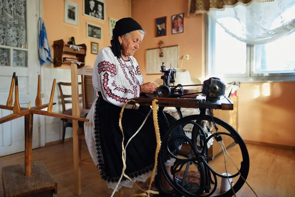 Mulher sênior usando máquina de costura — Fotografia de Stock