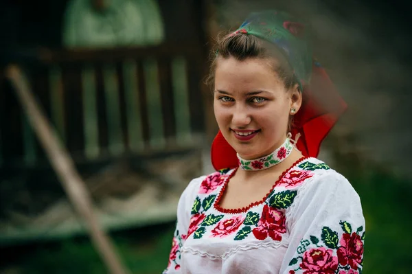 Frau in traditioneller Kleidung blickt in die Kamera — Stockfoto