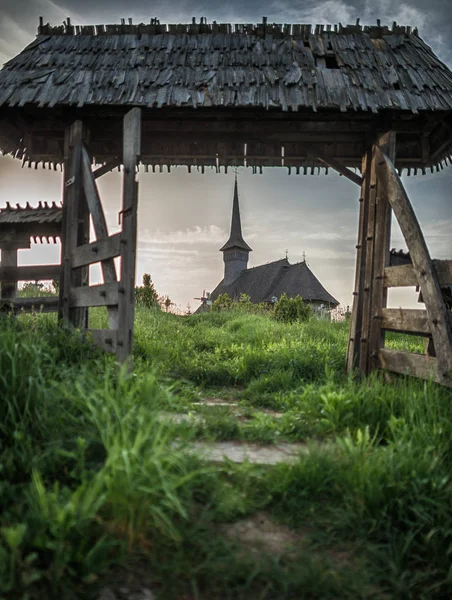 Antica chiesa e porte del villaggio — Foto Stock