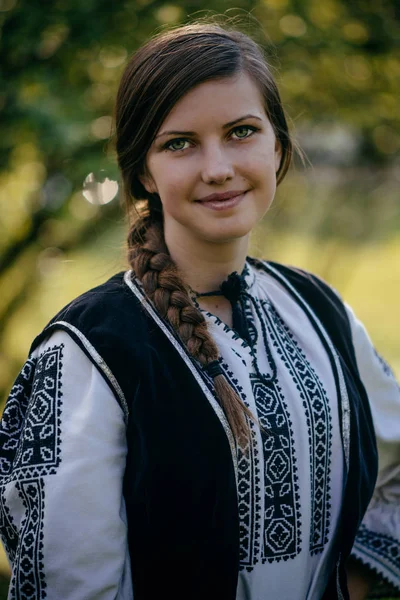 Fille en vêtements traditionnels regardant la caméra — Photo