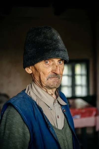 Man in traditionele hoed camera kijken — Stockfoto