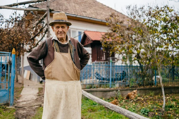Adam kameraya bakarak çalışma giyim