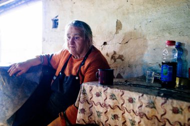 Bir köyde sandalyede oturan kadın