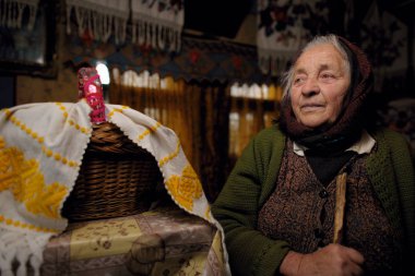 Başörtüsü ile sepet kadında