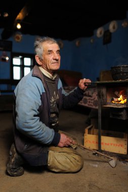 Diz kulübesinde oturan adam