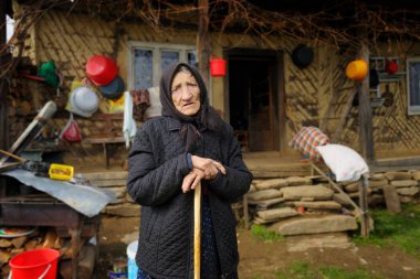 Yaşlı kadın baş eşarp ayakta