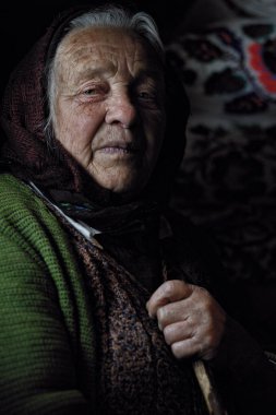 Yaşlı kadın uzağa arıyorsunuz