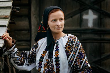 Geleneksel giyim uzağa bakarak kız
