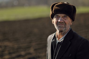 Adam kameraya bakıyor.