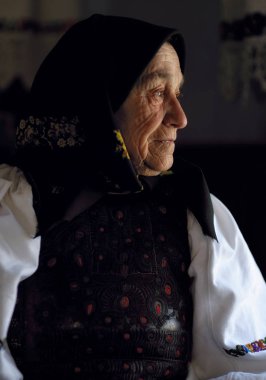 Darklight yaşlı kadın portresi