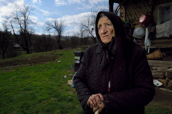 Mujer vieja en la cabeza bufanda de pie — Foto de Stock