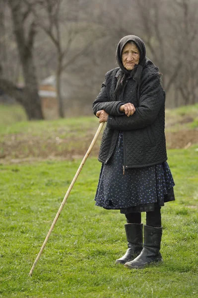 Vrouw in hoofddoek camera kijken — Stockfoto