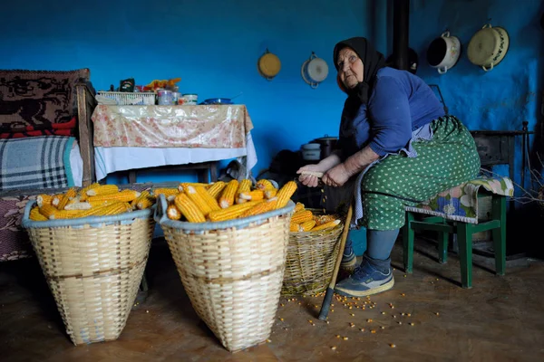 Donna in testa sciarpa peeling calli — Foto Stock