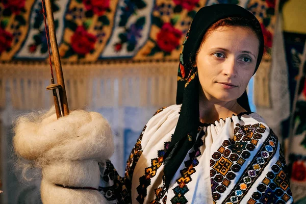 Meisje in traditionele kleding weg op zoek — Stockfoto
