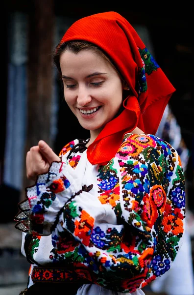 Menina olhando para longe e sorrindo — Fotografia de Stock