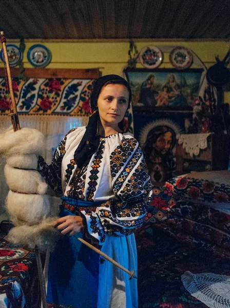 Дівчина в традиційному одязі, проведення вовни — стокове фото