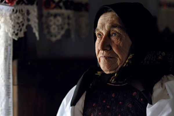 Retrato de mulher velha na luz escura — Fotografia de Stock