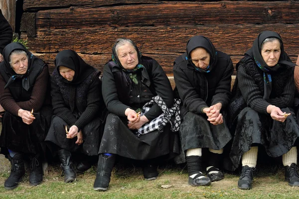 Mujeres mayores sentadas en un banco de madera — Foto de Stock