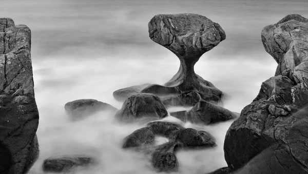 Klippformation nära stranden — Stockfoto