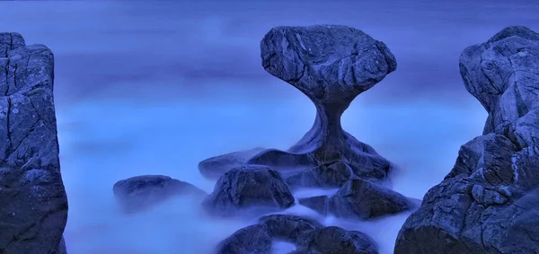 kıyıya yakın kaya oluşumu 