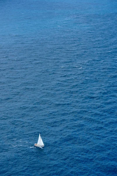 ボートで海に浮 — ストック写真