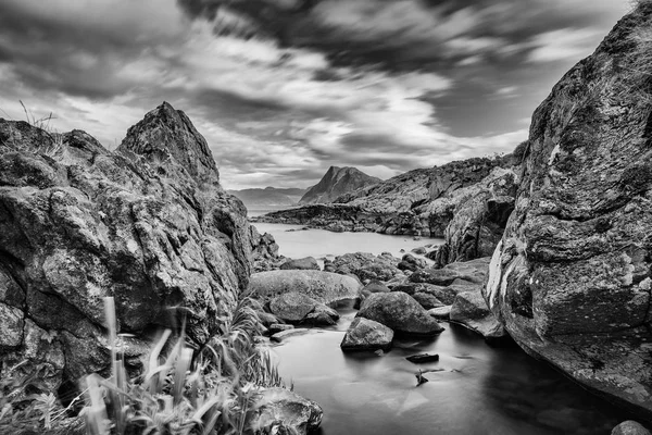 Creek kayalar ve bulutlar 